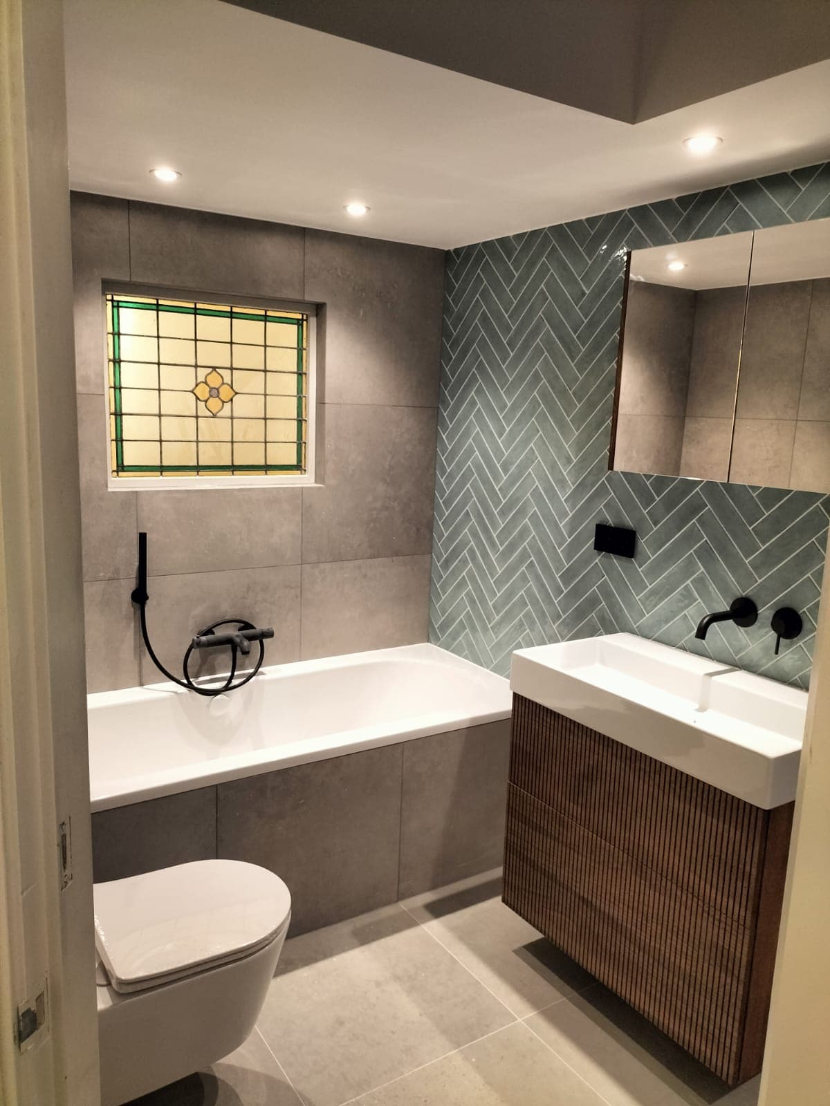 Toilet, bath, tiles, furniture - everything finished in less than 2 weeks by DEYA Construction